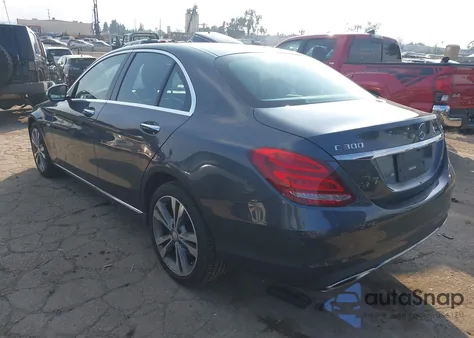 2015 Mercedes-Benz C 300 4Matic z USA, uszkodzony, nr VIN 55SWF4KB0FU090967